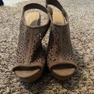 Light brown wedges